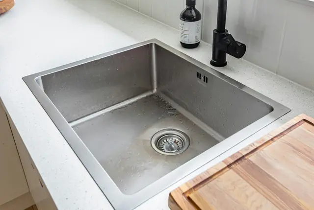 Illustratie bij afvoer of wc verstopt in houten: vijf vragen die de prop vinden
